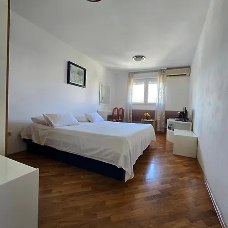 Lux 3* Split